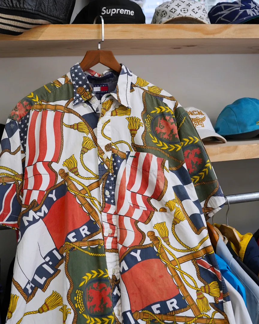 TOMMY HILFIGER NAUTICAL FLAG PRINT SHORT SLEEVE SHIRT