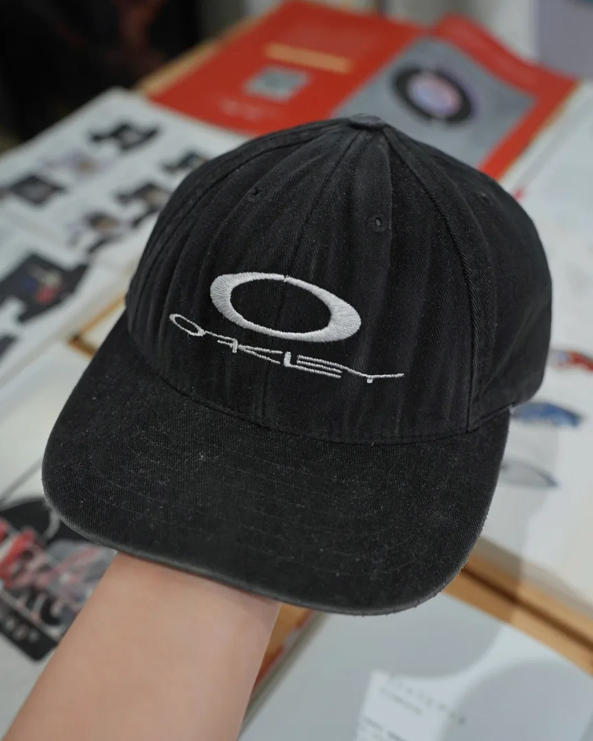 VINTAGE OAKLEY MESH SNAPBACK CAP